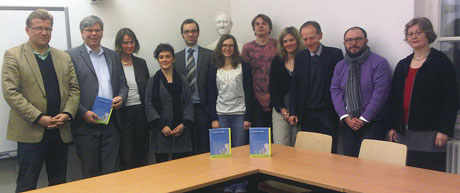 Die Beiträgerinnen und Beiträger des Buchs vor der Statue von August Boeckh, aufgenommen anlässlich der Eröffnung der neuen Institutsräume am 10.04.2013