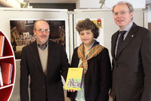 von links: Dr. Jürgen Schönwitz (Pastor), Dr. Reinhilde Ruprecht (Verlegerin), Ralf Tyra (Pastor) bei der »Buchfreisetzung« in Hannover im Haus der kirchlichen Dienste. © www.kirchliche-dienste.de