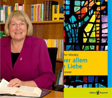 Unsere Autorin Rosemarie Wenner am Schreibtisch vor ihrem Bücherregal.