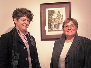 Foto: Bischöfin Rosemarie Wenner (r.) und Verlegerin Reinhilde Ruprecht freuen sich auf eine erfolgreiche Zusammenarbeit.