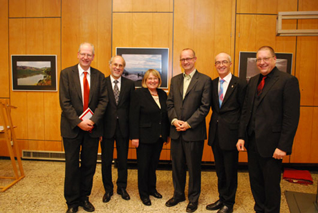 © www.emk.de Prof. Dr. Jörg Barthel, EmK-Bischöfin Rosemarie Wenner, Prorektor Prof. Dr. Michael Nausner, Bischof Patrick Streiff, Pfarrer Markus Bach