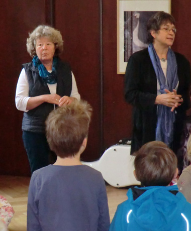 Bei der Buchvorstellung haben die Kinder des Kindergartens, des Spatzenchores und der Kinderkantorei St. Albani ihre wunderbaren Kinderstimmen erklingen lassen. Auf dem Bild von links nach rechts: Sabine Padel (Leiterin des Albani-Kindergartens) und Autorin Beate Quaas beim Singen mit den Kindern.